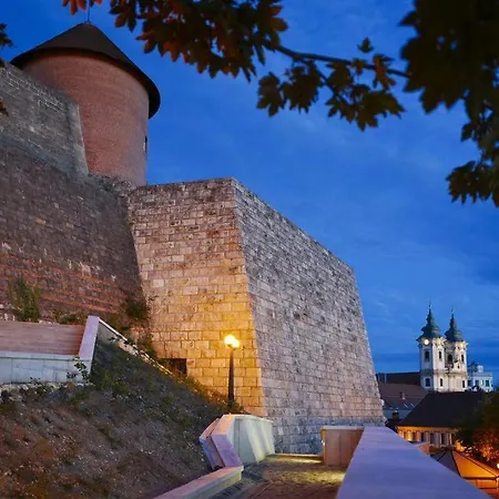 Borostyan Vendeghaz Eger